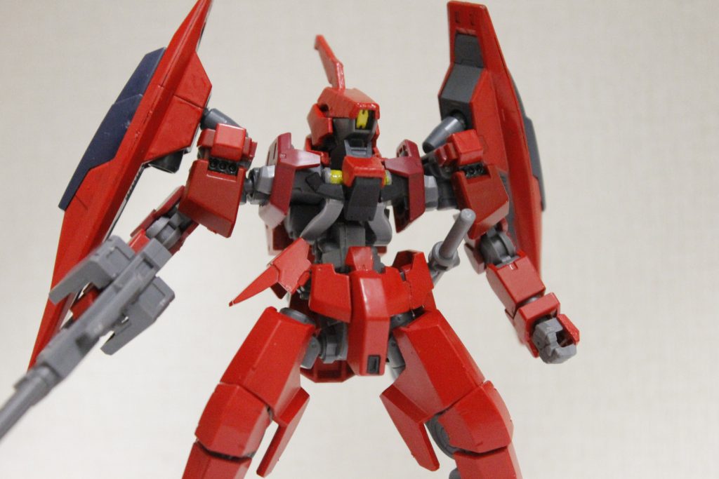 肩部装甲にミサイルランチャーを内蔵しています。