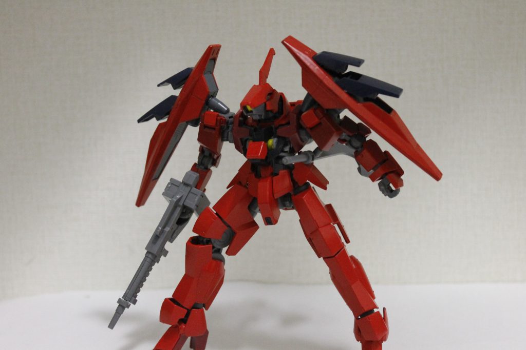 肩部のブースターを展開することで高機動形態になります。