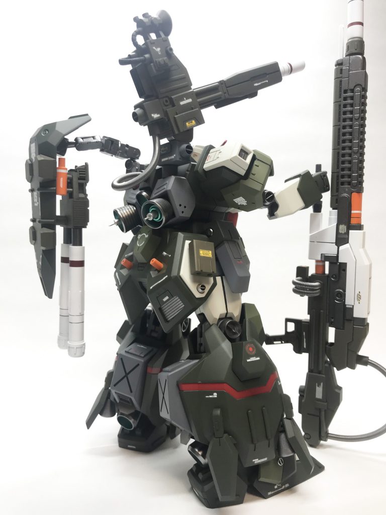 バックショット。巨大なリアアーマーにはデティールを追加。オレンジの突起物やサイドの四角い物体、これは何だ、と聞かれても、特に意味はないです(笑)