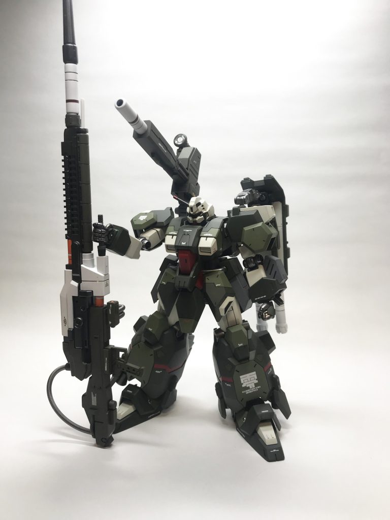 大型武器を持たせたいと思ったので、Zガンダムのハイパーメガランチャーを参考にジャンクパーツとプラ材でスクラッチ。残念ながら、装備して構えることはできません(´;ω;`)