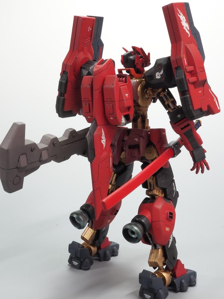 　とにかく刀を装備したくてコトブキヤのパーツをチョイス､腰と脚が短く感じたのでそれぞれ2mmほど延長しました｡大腿部で延長したのですが延長部が丸見えになるので腰アーマーを大きくして目隠ししてます。あと細かいダクトやボルト風のパーツを埋め込みました。　カラーリングは､黒赤なら大外しはしないだろ､と思ってましたがフレームのゴールドがジャマしてる気が…