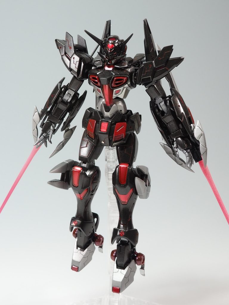 足に比べ腕が短く感じたので延長､同様に腹部も延長しています。各部のエッジは折れない程度尖らせました。