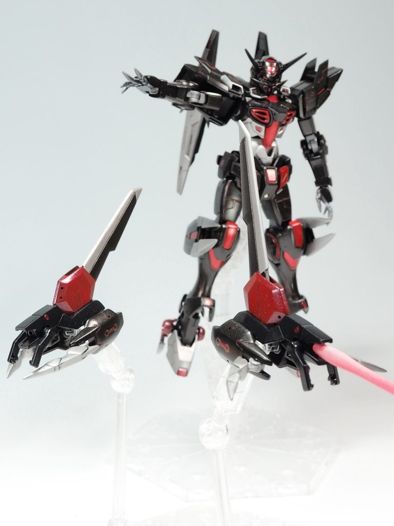 　グローアップアーム展開！　グローアップアームの爪はプラ棒で延長､裏の肉抜きはパテで埋めてあります。　ウイング部はひっくり返して刃物感を出してみました。