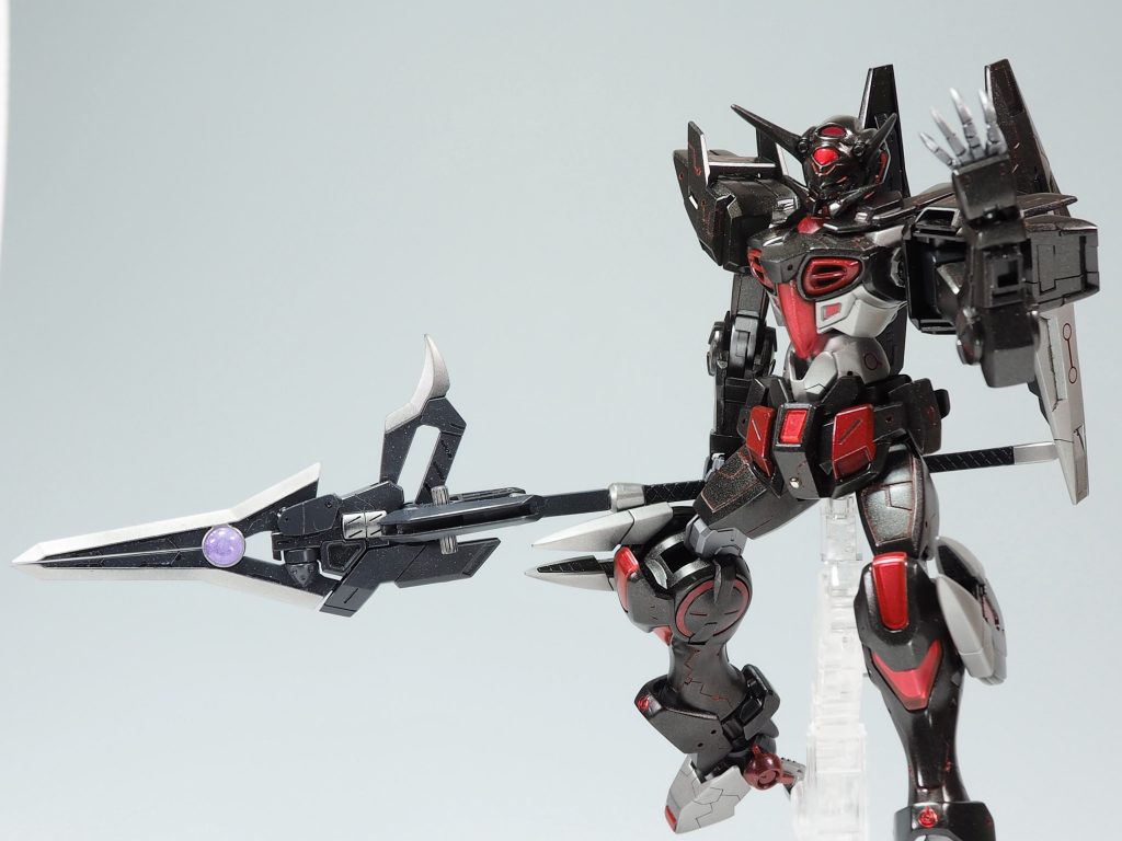 　やはりデカイ武器が欲しくて､メインウェポンのガンブレードランスです｡物はコトブキヤのMSGですが重くて手首の保持が…　手首はビルドナックル角を加工指先を延長して尖らせあります。