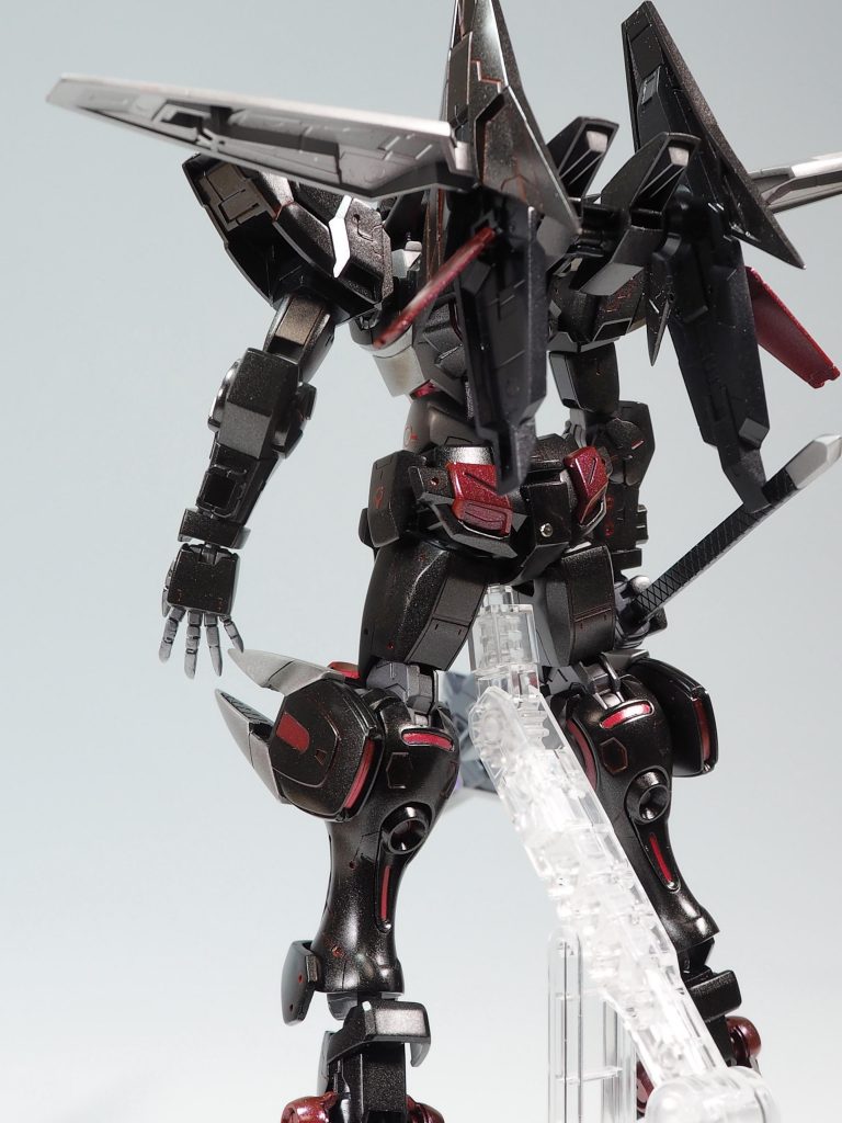 　バックパックが無かったのでダイバーエースユニットから､バックパックを拝借｡デザインがヒーロー､ヒーローしてましたが､色変えたらそれなりにマッチしたかと。　アンクルアーマーの接続のため脚部が切り欠いてあるのがイマイチだったので､合わせ目消しした後､幅詰めして接着しました｡