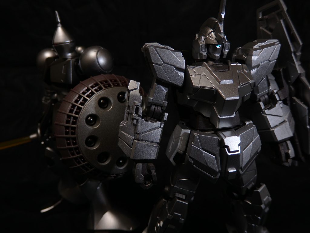 前回のギャンと。連邦とジオンのツノ付きが２体、メタルカラーで揃いました。カッコイイぞ。 