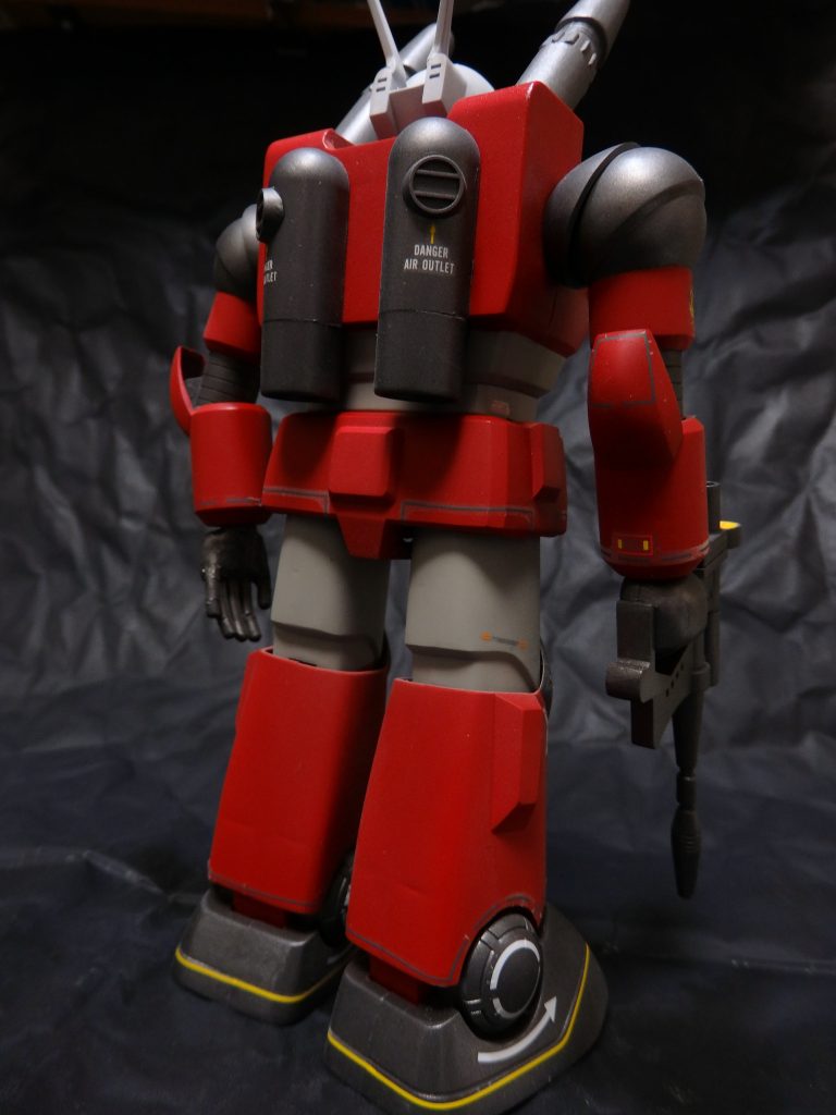 背面はスッキリしています。塗装の計画をしっかり立てずに工作を始めてしまった為、マスキング祭りになってしまいましたが、自分としては満足いく仕上がりです。頭部 :クレオス ガンダムカラーMSホワイト頭部赤:ガンダムマーカー ガンダムレッド頭部青:ガンダムマーカー メタリックブルー黄色部:ガンダムマーカー ガンダムイエロー灰色部:クレオス ライトエアクラフトグレー赤 部:クレオス モンザレッド+ブラック黒 部:ガイアカラー スターブライトアイアン設定では肘パーツは黒なのですが、塗り分けするの忘れちゃいました。充電式エアブラシでベランダ塗装です。夏は暑い。。。    +