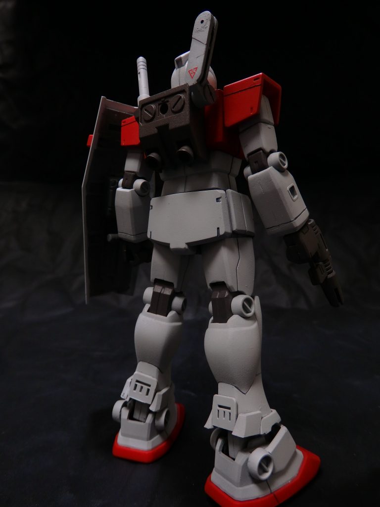 足首の辺りは、ジムキャノンを意識してボリュームをアップしました。ジャンクパーツを切った貼ったしてます。ダム(ふくらはぎ)の下の特徴的なスリットは、そうです『Eランナー』のEです(笑)