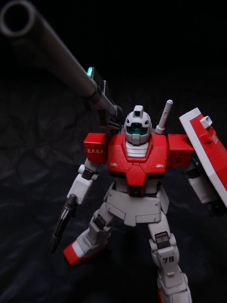 接続用のパーツ単体なら180度の稼働域がありますが、バズーカの弾倉が背中に干渉する為、上方向の稼働はこの辺りまでです。今回は下地塗装からの本塗装で微妙なグラデーションがかかっている様に見える箇所があったりなかったり。頭、胴体は合わせ目消しの為に接着済みでした。その為、クリアパーツや胸のダクト、コアブロック部分の塗り分けはマスキングで行っています。なかなか大変な作業でした。写真撮っておけば良かった。塗装レシピです。レッド :モンザレッド+ブラック⇒MSレッドホワイト:グレーFS36231⇒MSホワイトブラック:ミッドナイトブルー+ホワイト少し関節部 :焼鉄色バズーカのパーティングラインが目立ったので、やすりをかけました。グレーとホワイトで再塗装しています。