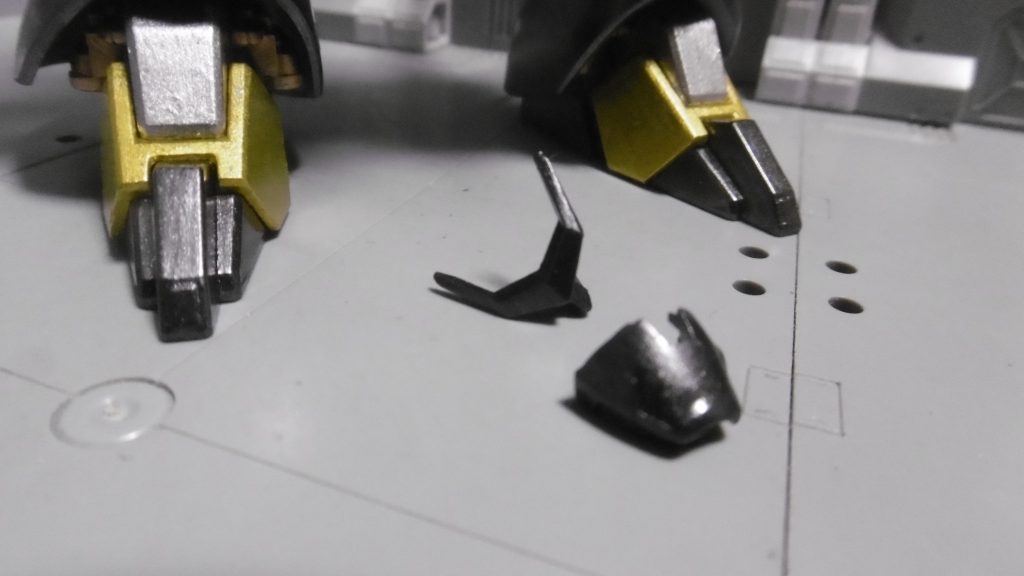 ヴァイエイト付属のコンパチパーツも塗ってはいたものの、塗装後は思いのほか固く組み込まれてしまい、塗膜剥がれや破損を恐れて未使用。今の方が鬼っぽい印象あるのでいいやと。マスク下のセンサーも一応塗ってありました。塗り分けが大変なので、メリクリウス等で複製するかは分かりません（多分しない）

これをオリジナルと呼べるのかどうかは謎ですが、こういった全身ミキシングも面白いですね。おかげでデザインに*右往左往しながら５年近く*かかりました。じ、冗談じゃ…