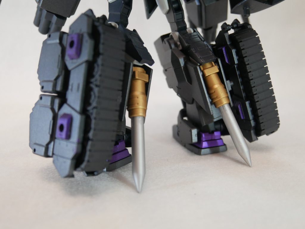 脚の後ろには杭打ち機を搭載。ヘイズルの足パーツ後ろのスペースにキレイに収まりました。こういうのをズガンと地面に打ち付け体を固定してからなんかすごい攻撃を放つっていうのが私は大好きです。はいそこ、「その位置だと結局上半身はのけ反らない?」とか言わない。