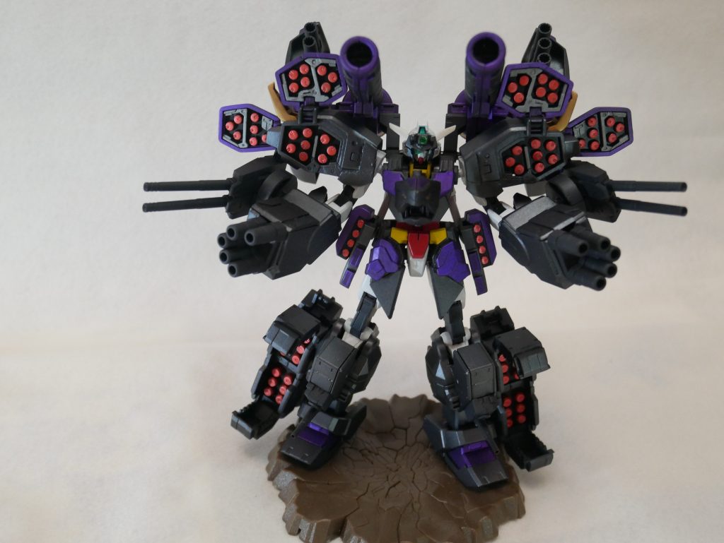 フルバースト形態です。今回は凝ったギミックはほぼ無いです(思いつきませんでした)。小細工なしでシンプルに物量で敵を押しつぶすそんな脳筋アーマーなんです、こいつは。ミサイルも欲しいよねってことでヘビーアームズから肩と腰のポットを拝借。足のミサイルポッドはMGSのものを2個ずつくっ付けて制作。今回はマッシブなシルエットにしたかったので、腕はSDのネオジオングから、脚はヘイズルの分を使用。これで手足が大分ごつい感じになりました