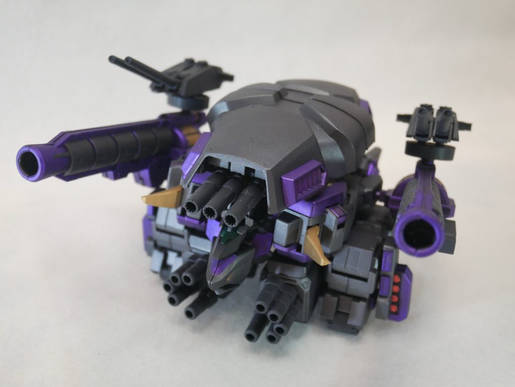 オリジナルアーマーその4「ノースアーマー」です。あのほっそい素体にどう盛ったら亀っぽく見えるか試行錯誤した結果、GP02のシールド乗っけたら思いの外甲羅っぽくなったので採用。そして亀といえばキャノン砲。亀+メカ=キャノン砲という公式はあまりにも有名。カノ〇トータス然り、ダイ〇ゲン然り。そこにキャタピラを加えれば重量感あるタンク型に仕上がりました。