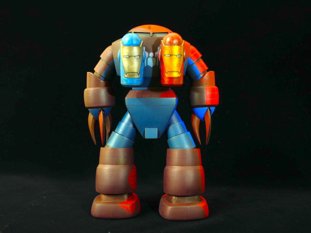 背中にはアイアンマン。