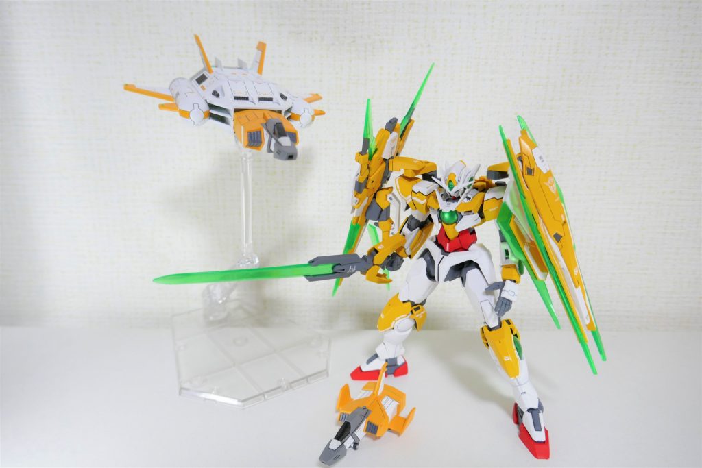 以前に製作した同じような色で塗装した00クアンタ フルセイバーと。
コアブースターのほうが若干濃いイエローになっています。