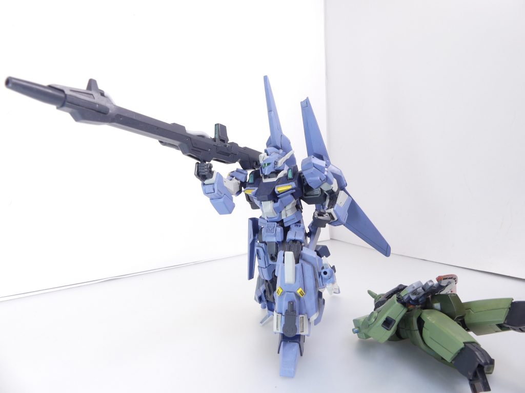 第110改「ラストミッションXI:HATENA」どうやって生きてきたんだっけ？どうしたって･･･生きてくんだよな？～テンペストールギスのコックピット～アルザスが、ギラーガを・・・！抜けたか！だが、まだ防衛線は厚いな！あのリゼルの正確な射撃には助けられている、が・・・！後一押し、必要だろうな・・・！思い出すな。昔、「ブレイクデカール」が蔓延し始める前･･･「ジャスティスファイト」にいた頃のこと。私は機体特性上後軸の守りを任されて、本当は羨ましかったのだ。前線で、格好良く戦うコウメイさん達。彼らのような「正義」を持てるような人間でありたいと。そして、GBN内に「悪」がはびこったとき、それを制裁する騎士でありたいと。今で言えば･･･キャプテン・ジオン。それになりたかったのかもしれん。･･･だが。今、必要なのはそれではない。悪は、１人で立ち向かって消えるものではない。１人で出来ることには限りがある。足りない点を補えるのは･･･ミオ！援護、感謝する！アルザスを、なんとかして海中に･･･突破させるぞ！大規模の風魔術を使う！そこのグフが吹き飛ばないよう、見ておけ！～･･･シュナイデ、さん・・・？私達に、回線を・・・？～･･･ま、風のような気の迷い。仮面が「割れてから」の、付き合いだろう・・・！ 