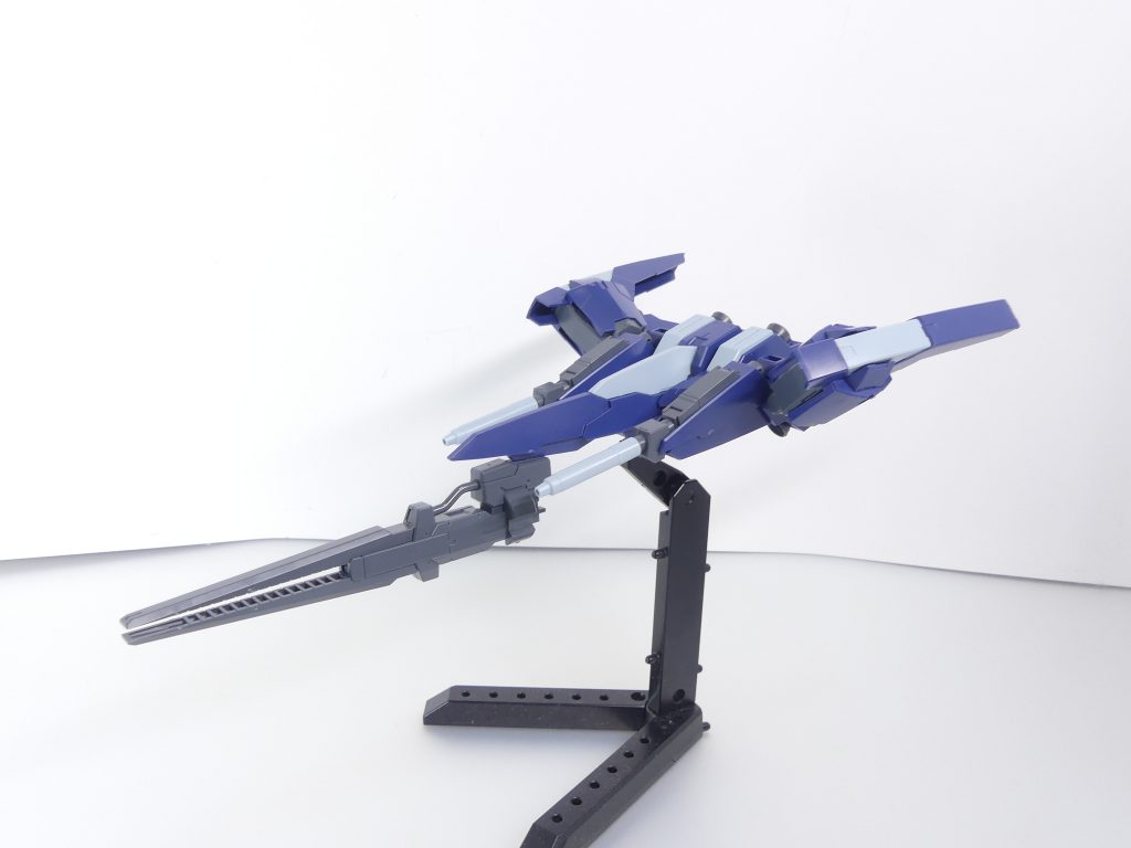 ライトニングバックウェポンシステムMk-II：三代目メイジン・カワグチの手ほどきを受け、コウサカ・ユウマが完成させたバックパックユニット。機動性の向上が念頭に置かれ、元々得意としていた狙撃のみならず、単独でも戦える強さを身に付けた。完成、前から。機首の下にある３ミリ穴で各種スタンドに接続。