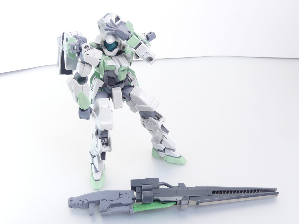 第107改「フルバーニアン」フルバーニアン。これはこれで、けっこう魅力的な言葉。～バー・「アルケミスト」。アルザス・リースリングの昔話～コウサカ・ユウマのBWS（バックウェポンシステム）･･･２個目、か。こっちは機動力を重視したタイプ。バーニア部の自由度が高いから、推進方向を自由に変えられるって事。ライフルパーツはあたしのネイキッドには対応してないけど、･･･並べるとぴったりなのがなんだか悔しいぞ、あたし。はてさて、その「自由度の高いバーニア」は･･･あたしのネイキッドにも使ってるのよね。ガンダムデュナメスのパーツからビルドして、ネイキッドの背部マルチラックに装備させているのよ。こっちの機動に伴って自由に回ってくれるの。あと、GNビームサーベルも付いてる･･･けど、いつも武装テストしてるとあんまり抜くことはないかな。推進システムは操作に応じて勝手に付いてくるから操縦の手間が増えることもないし･･･勿論、必要なときはマニュアル機動よ。･･･ま、バトルのお誘いが来たらそれで逃げちゃうんだけどね。テスト中の会敵は･･･うん、やめとく方針。