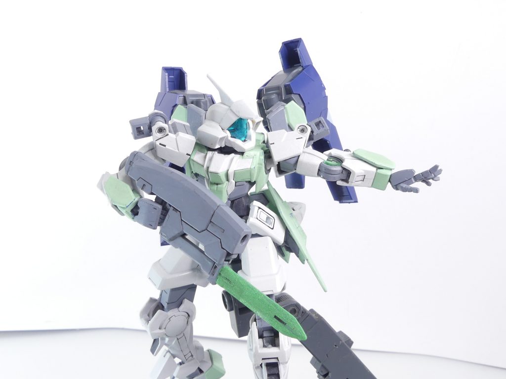 ブースターユニット：高速機動を可能にするユニバーサル・ブーストポッド。カバー部分にはミサイルポッドを内蔵。３ミリ軸接続可能なのでネイキッドの背中にも･･･基部は二軸で回転・展開可能。ちなみにミサイルポッドは開閉しません。モールドなどはありません。