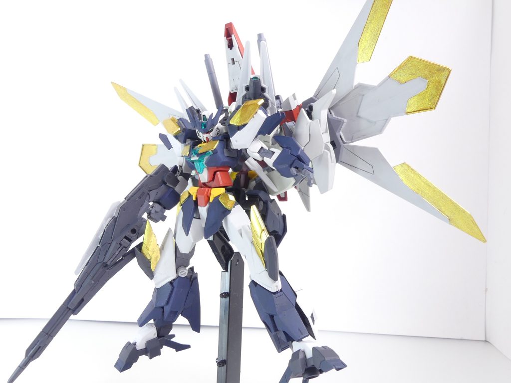 ユーラヴェンガンダム【BEYOND】：コアブースター【BEYOND】をドッキングさせた、「この連載における」最終決戦仕様。背中のビヨンドウイングは、最大出力で光の翼を発生させる。翼は勿論ジャスティスナイトとインジャスティスウェポンズです。