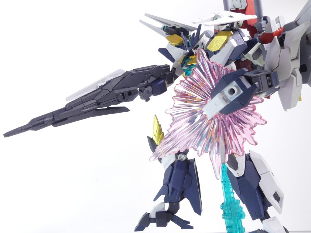 ウェポンコンテナを腕にかませて。ジュピターヴのウェポンコンテナはコアガンダムII系統のCDCでは微妙にはまりませんが、紅ウェポン付属のアームで構えられるようにしました。