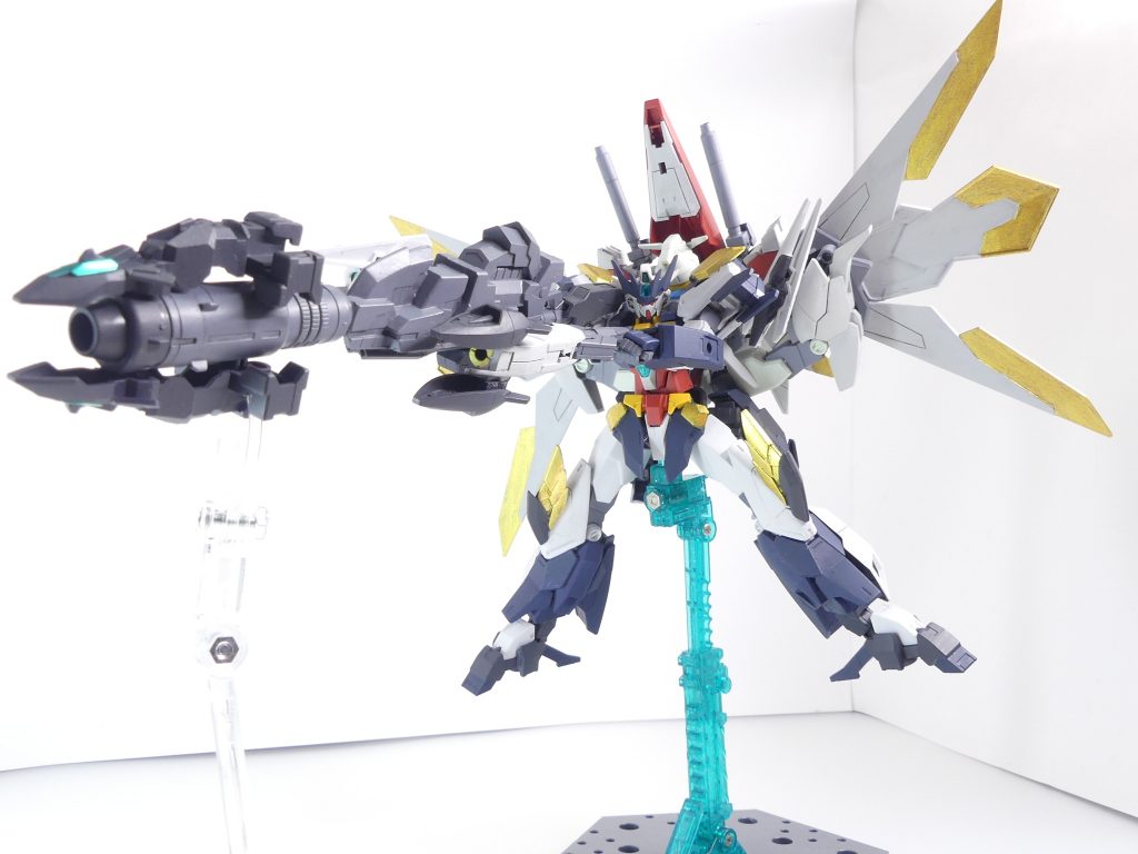 ～GBN内・惑星「エルドラ」事件についての資料～･･･量産された数十万機の「ヒトツメ」で、GBNは蹂躙されつつありました。俗に言う新生「ビルドダイバーズ」は、GBNの全ダイバーの協力も得ながらこれに立ち向かいました。GBN管理サイドは「エルドラの月」の衛星砲破壊のため、「デュートリオンビーム」の使用を許可。本来の数倍のエネルギーを使用可能になったユーラヴェンガンダム【BEYOND】は惑星直列砲・グランドクロスバスターで衛星砲を沈黙。ついでの戦闘でシドー・マサキに修正パッチを打ち込み、GBNからのログアウトに成功させたのです。戦いは、勿論これで終わったわけではありませんでした。アルスが直接操縦するアルスアースリィガンダムとユーラヴェンガンダム【BEYOND】は一進一退の攻防を繰り広げ、ついには撃退に成功。フレディは惑星・エルドラに帰された･･･と言われていますが、これについて管理サイドで確認できる要素はごくわずかです。フレディの行方、そもそもの成否は、新生「ビルドダイバーズ」の４人の手で現在も秘匿中です。アルスと「ヒトツメ」が消え、「Ver.1.78a」にロールバックされたGBNに、ひとときの平和が戻りました。･･･運営にとっては予想外の事態としては、撃破された「ヒトツメ」の一部がそのまま残存していたことが挙げられます。ガンプラはガンダムベースの射出成形機でリアルのものとなり、ダイバーの一部はそれを使いガンプラバトルを楽しんでいます。アルスは、本当に消滅したのか。現在は、その答えは出ていません。「エルドラの月」を持たない以上「ヒトツメ」は生み出せず、生存していたとしても大規模な作戦行動は不可能である、GBNのサーバーが安定している等の理由から、運営側はその追及を避けました。犠牲は大きいものでした。現実世界との一時的なリンクはダイバーへのフィードバックを極大化させ、撃破されたガンプラの大半は損壊。現実世界ではマスコミの追求が後を絶たず、ケガやガンプラの損傷を理由に引退するダイバーも後を絶ちませんでした。残ったダイバー達は、「ひとまず」平和なGBNが戻ってきたことに安堵していたのです･･･