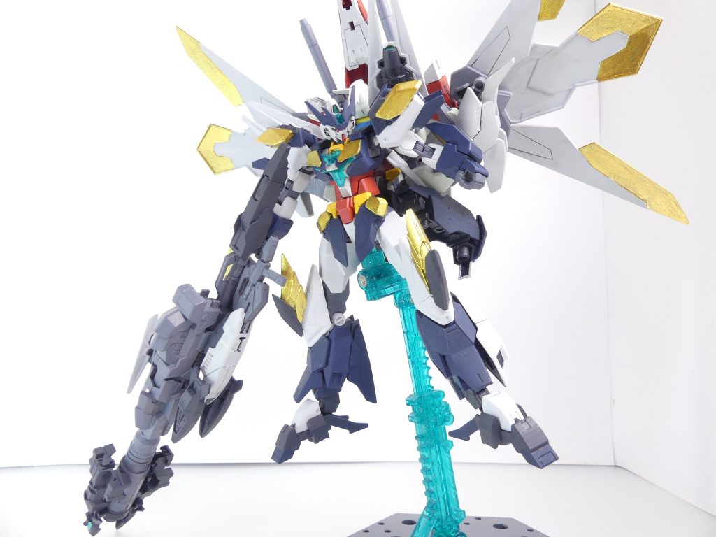 グランドクロスバスター：「エルドラの月」制圧のためにビルドされた大型砲。コアスプレーガン二丁にビームガトリングをアップグレードし、さらにその上にデバイスを外付けする。ジュピターヴのビームガトリング、ヴァルキランダーのGNメガフレアーデバイス、ヴィートルーのビームバズーカ後端、メルクワンのハープーンガンなどなど･･･砲身はシステムウェポンキットです。