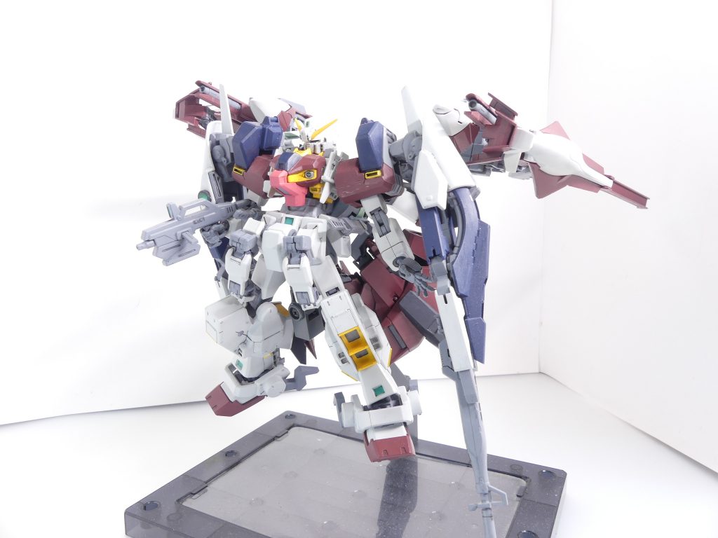 ハイゼンスレイ・マテウス・ラー：ガンダムTR-1【ハイゼンスレイ・マテウス】とバッカスの合体形態。本来は小説パートのように一部パーツが破損した状態であったが、こちらは後に修復されたもの。マテウスの背部には元々AGP２穴が存在し、本来のバックパックをパージしてバッカスを丸々背負う。現状、バランス面は劣悪と言うほかなく、1/144の通常サイズMSでぎりぎり成立するバランスと言うべきか。合体形態前から。本当に･･･写真を撮るだけでも一苦労です。 