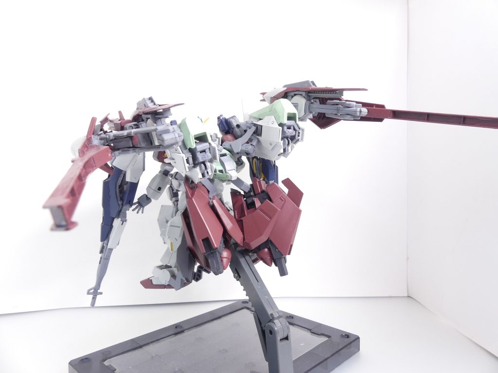 鬼トランザム：オーガから無断借用して自分の技術に変えた特殊トランザム。ロックオンした相手を倒れるまで追尾する。なお、小説パートの写真は二枚とも「ブラックライトを当ててスマホカメラで撮る」方式で赤くしたものであり画像加工などは一切無い。スマホやホワイトバランスなどにより異なるとは思うがお試しを。後ろから。 