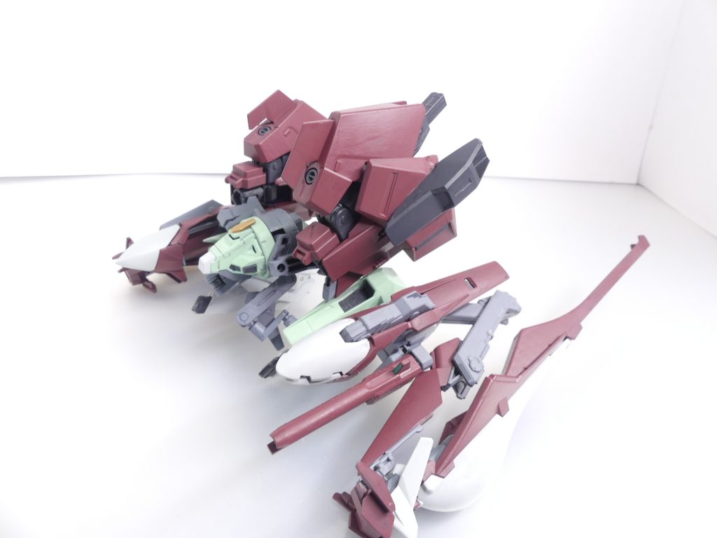 モビルアーマー・バッカス：アルザス・リースリングがビルドした、最終決戦用ブースターユニット。通称「フルボディブースターMk-III」。フルボディMk-IIを基点に大型の増加装甲ユニットと２基の太陽炉ユニットを接続。単独でも戦闘可能の様相は既にMAである。･･･ということでマテウス・ラー。最終兵器です。しかし本当に「試作もしていない」メカなので重量がかさみ、とても単独で飾ることの出来ない機体に･･･アクションベースが１個粉砕されたのは初めてだよ。フルボディMk－IIの中央部、プトレアームズとウーンドウォートのブースターからさらにフルドドIIとハイゼンスレイIIの脚部を接続。 