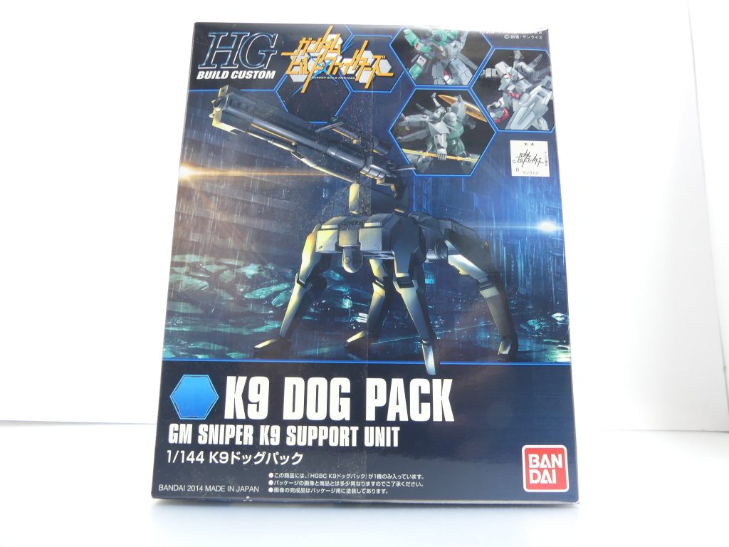 【武装データ】キット種別:HGBC(ハイグレードビルドカスタム)発売:2014年2月価格:800円(税抜き)対応ガンプラ:HGBF ジムスナイパーK9(ジョイント以外の本武装が付属)HGBF ゴーストジェガンF(スナイパーライフルを装備。プレバン)HGBF ゴーストジェガンM(バックパック接続ジョイント付属。プレバン)そして今回は・・・レナート兄弟ファンの方々、お待たせしました。K9です。終盤戦のHGBC、紅ウェポン以外は既購入のためここまで遅れました。申し訳ありません。800円HGBCにしては薄型のパッケージが印象的。