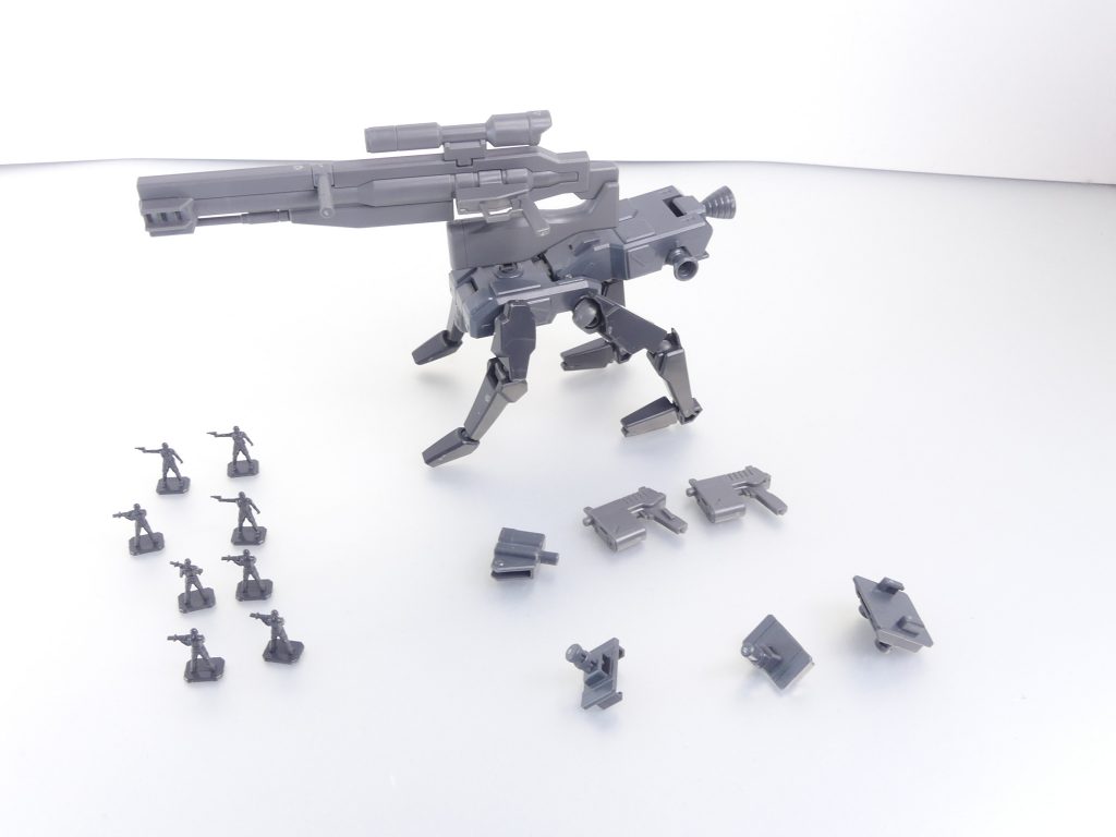 セット内容。・K9ドッグパック本体(本体・ビームスナイパーライフル)・ハンドガン(左右)・ライフル接続用ジョイントパーツ・各ガンプラ接続用ジョイントパーツ・ブラッド・ハウンド隊(1/144ジオン兵フィギュア)貴重なジオン兵が特徴。複数集めれば大部隊になります。ポーズ違いが3パターン。それについては後述。