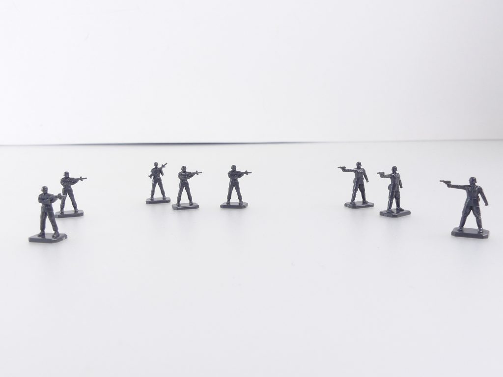 ブラッド・ハウンド隊:アルゼンチン代表・レナート兄弟は、ミリタリーチックな言動と「リアル」を大事にするバトルスタイルが特徴的。そのプレイスタイルには賛否両論有るが、多くのビルダーからは好意的に受け止められているという。その極致は、1/144の兵士を自らスクラッチし戦闘に参加させてしまうことだろうか。後の「ビルドファイターズ バトローグ」ではコックピットに乗せる自分たち自身のフィギュアまで作り、実は3つ子だったことも判明しつつノリノリでバトルに望んだが・・・銃斜め構えが1人、銃横構えが4人、銃撃ちが3人付属。なぜこの配分かはあまりよく解っていません。