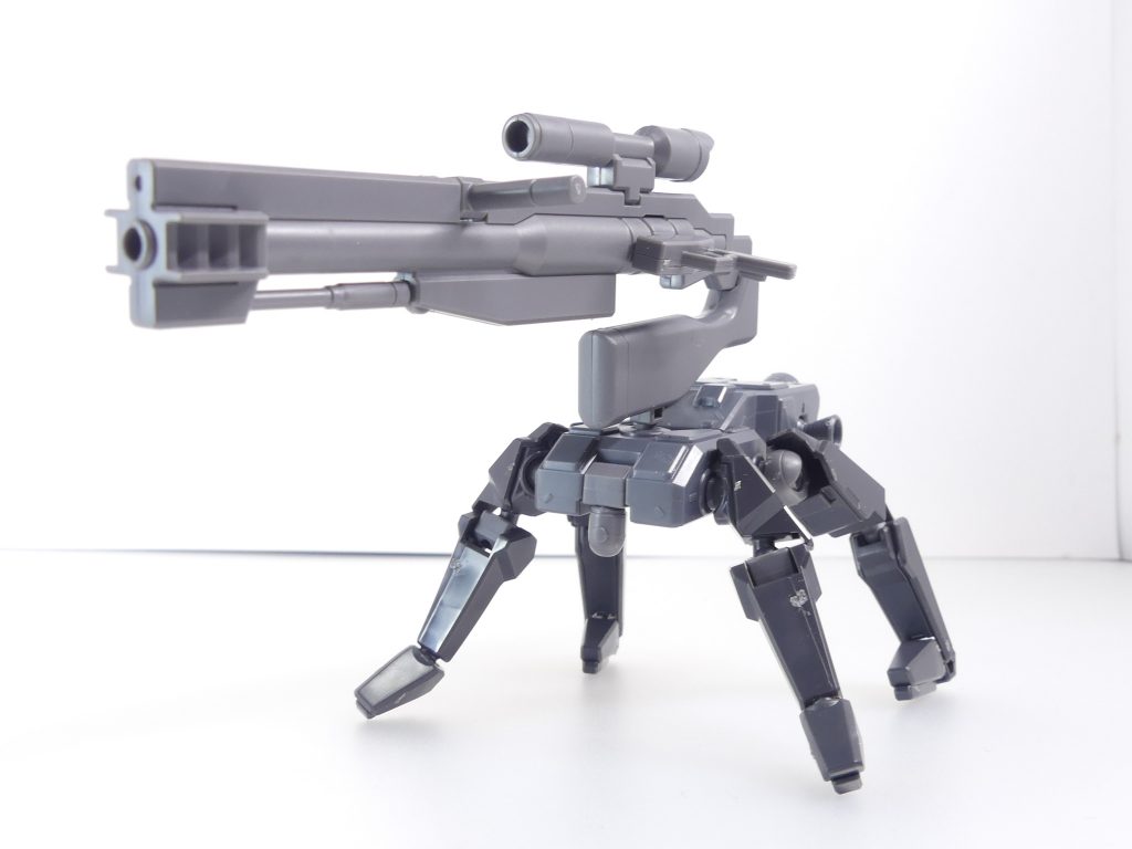 K9ドッグパック:ジムスナイパーK9のバックパックが分離しビームスナイパーライフルと合体して作られるサポートメカ。四脚を持つが、基本的な移動はホバーで効率よく行う。挟撃などを得意とするほか、本体後部には人員輸送用装甲車が接続。そこから出撃する1/144ジオン兵・「ブラッド・ハウンド隊」による連携戦術を得意とする。前から。四肢はPC-7ボールジョイント。勿論基部は3ミリ軸です。