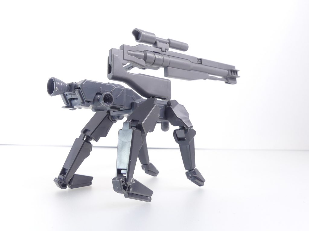 後ろから。装甲車は四角軸で独特の接続。スナイパーライフルは3ミリ軸接続。基部はPC-7ボール。