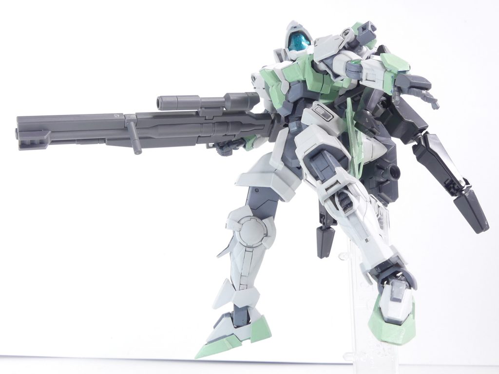 第108改「リアルと現実」この世界は、リアル?それとも、もう一つの現実?~バー・「アルケミスト」。アルザス・リースリングの昔話~GBNが始まって半年くらい後。「GBN酔い」っていうのが流行した時期があったの。仮想現実たるGBNにログインして、そこでいろんな経験、するじゃない。そこでログアウトすると、なんだか現実が現実に見えない・・・っていうか。それに苦しんだダイバーは多かったみたいよ。あの、クジョウ・キョウヤさえも。勿論、あたしもよ?一日くらい寝込んだこともあるわ。こんな時に武装のテストなんでできっこない。テストが自動化されればいいのになんてどこかで思っちゃってたりして。その一方で、ダイバーとしての技術はどんどん追い越されていったわねぇ。現在のGBNは感覚のフィードバックが(常識的な範囲で)為されてるから、そういう違和感は少なくなってるみたい。ま、「常識的な範囲で」ってところが胆よ。GBNで酔っ払って、二日酔いなんて・・・嫌でしょ?