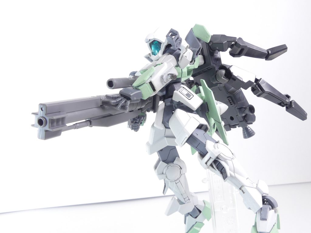 ビームスナイパーライフル:狙撃に適した大型ライフル。ストックを折りたたんでドッグパック頭部へ変形。フォアグリップは左右に可動。バックパック:四肢部分は自在に動きAMBAC機動をサポートする。底部の装甲車部分にも補助スラスターを装備。ネイキッド、もうバックパック接続は限界(後にまた話すことになる)。