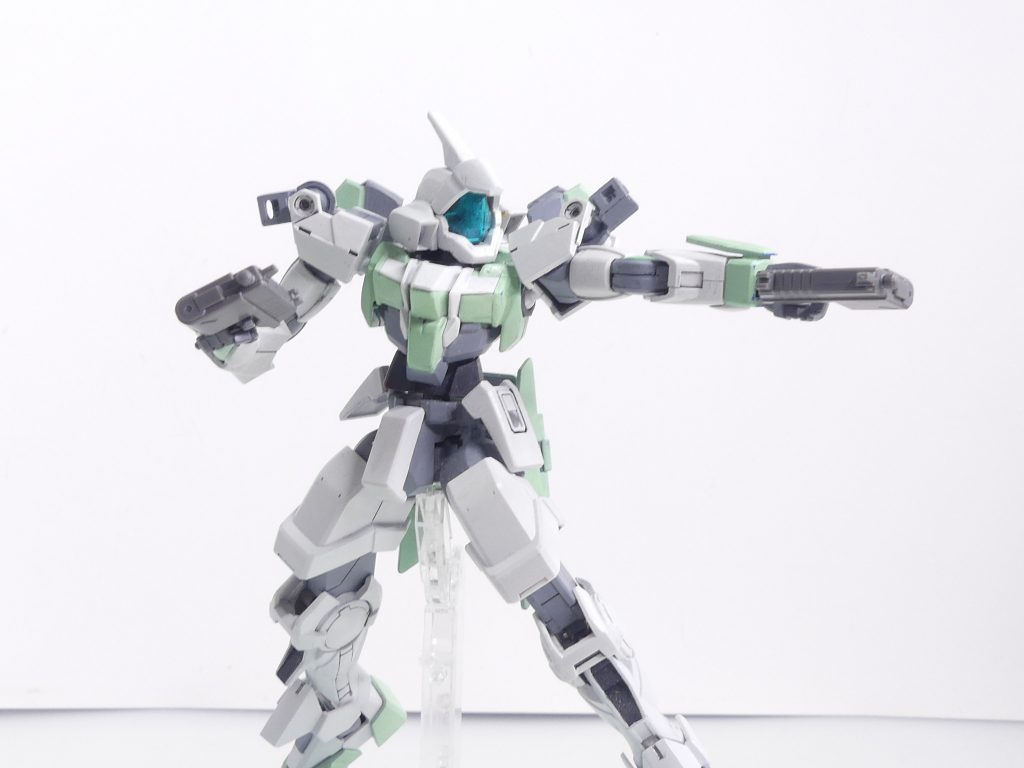 ハンドガン:左右一対のハンドガン。リブ付き指かけあり。元キットのジムスナK9には左持ち手が付属しますが・・・さすがにこちらもダブルオーダイバーの左武器持ち手は行方不明でした。ビルハンへは写真の角度でごまかしていますが(左手)、きっちりはまるわけではありません。素直にリブと指掛けを取っ払いましょう。