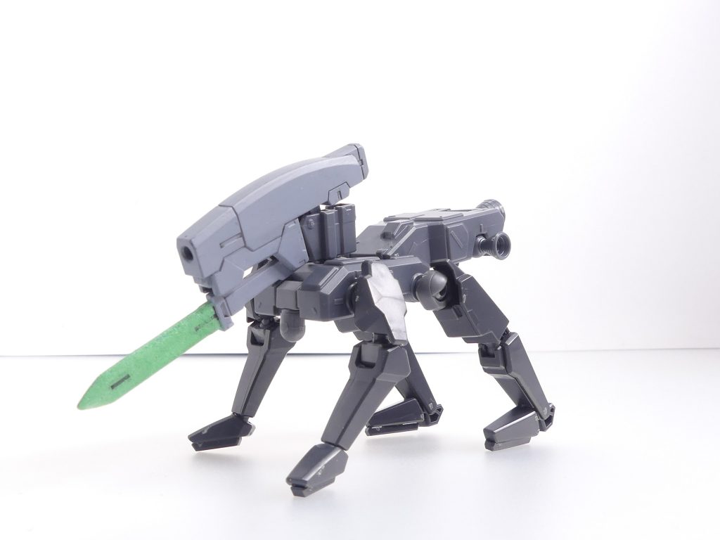 ライフル接続用ジョイントパーツ:頭部となるライフル部分は他のガンプラの物に変更可能。一般的な四角軸なら入るほか、本キット付属のハンドガンなども接続可能の多機能ジョイント。勿論基部接続は3ミリ。また、他ガンプラへの接続用ジョイントパーツはちょっぴり特殊。バックパックは1穴の他特殊なスライド穴が開いておりAGP2軸には他キットの対応ジョイントが必須。ストライカー1軸の他、HGUCネモなどにあるAGPではない2軸、HGUCゲルググなどの太軸1軸に変換可能。HGUCジェガンに背負わせるにはゴーストジェガンMが必要。昔ゴーストジェガンFだけ買って改造して背負わせたこともあったっけ(旧GUNSTAには投稿)。