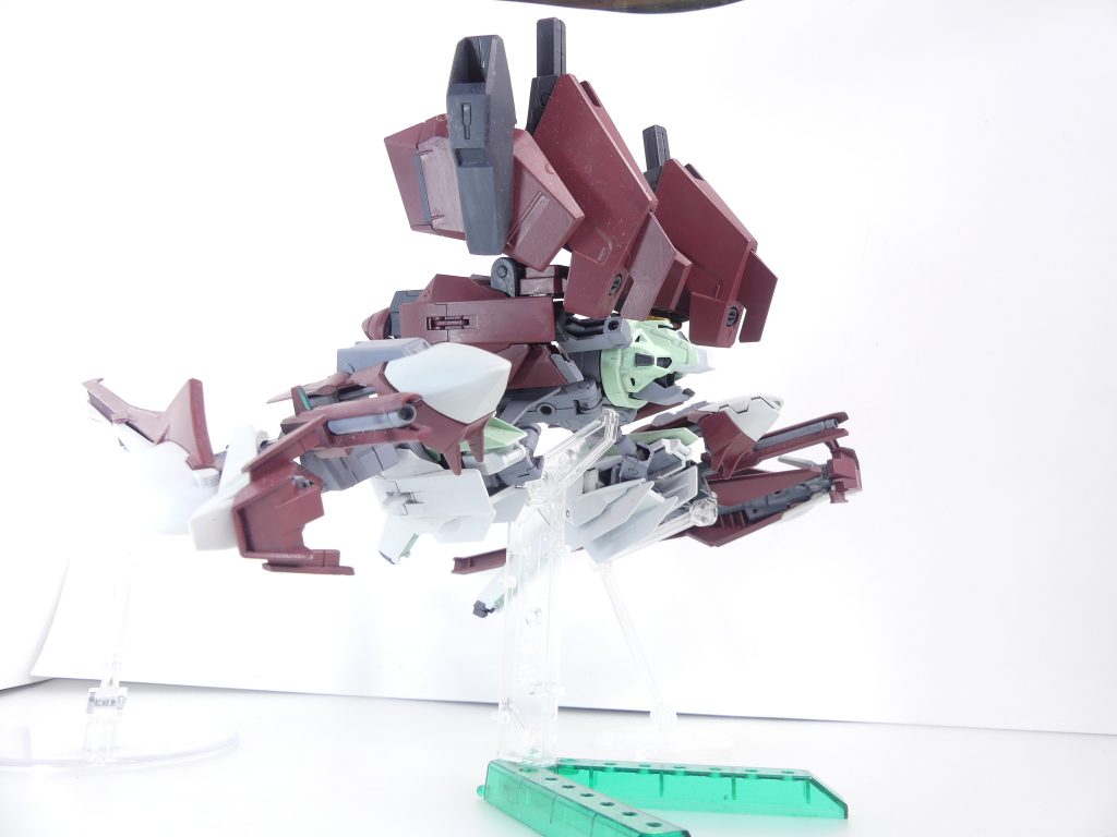 ウェポン・プラットフォーム：フルドド関係がそうであるように、バッカスもメガ粒子砲など多数の武装を装備。GBNにおけるガンプラバトルではいささか不相応なレベルの制圧力を有する。脚部の展開ギミックは元キットのまま。GNフィールドを発生させます。もう少し改良の余地はあるかも。 