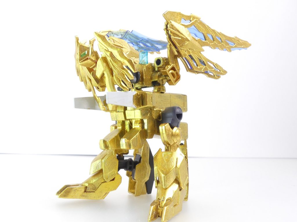 神獣・ストームグリフォン：ハイゼンスレイ・マテウスに敗北したシュナイデが、新たにビルドした武装ユニット。ウインドメモリで駆動する。アルザスのマテウスに対するマテウス・ラー（前回）と同様に、当初はエルドラ武装を賭けたガンプラバトルでアルザスを驚かせるために登場させる予定だった。なお、仮面を割ることはこの時点では考えていなかったらしい。ＳＤガンダムフォースのグリフォントールギスをイメージソースにしているのでほぼ全身金色です。トールギス本体はアンティーク調（ガイアブライトゴールド）なのに対し、こちらはちょっとおもちゃ感もある金色（Ｍｒ．カラーＧＸラフゴールド）で構築。一応余剰パーツ無し（ランス・マスク除く）での合体を実現しています。 