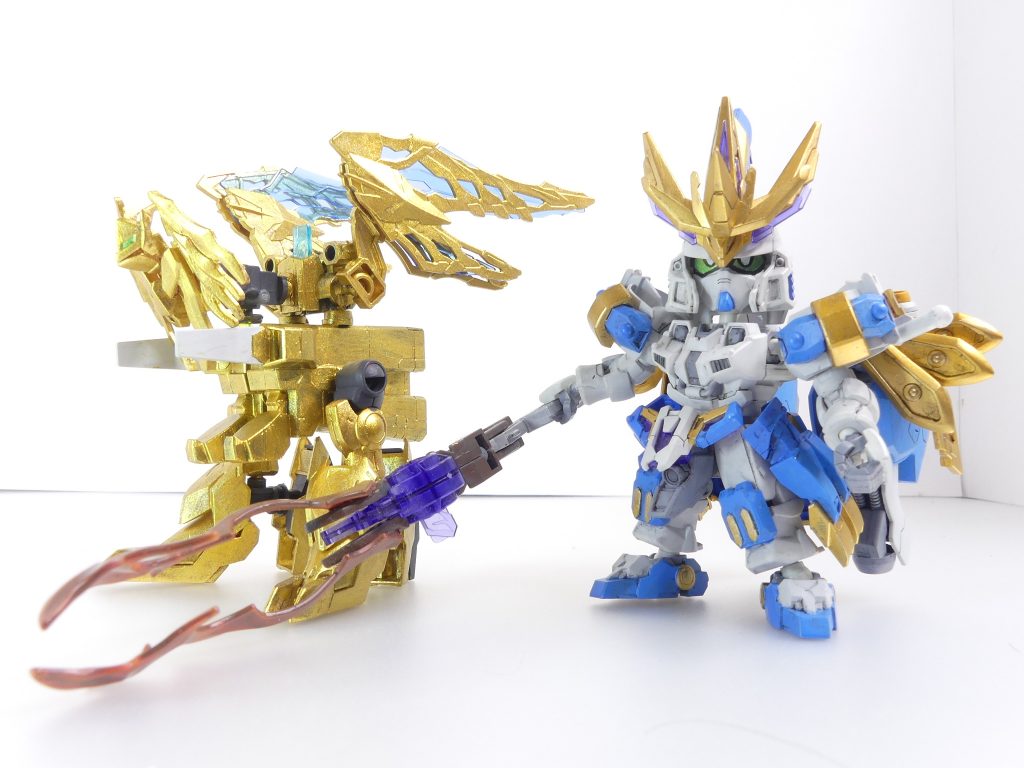 並べて。翼と下駄の都合で意外と大きいのです。テンペストールギスから腰パーツとスラスターを外し、ストームグリフォンをばらばらにして･･･ 