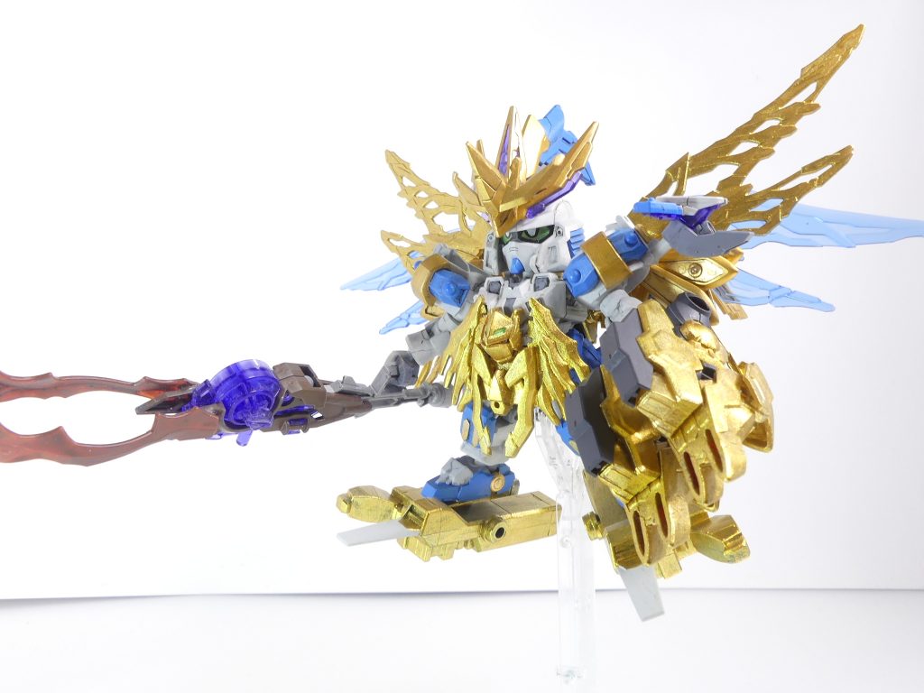 神風魔術師　グリフォンテンペストールギス：ストームグリフォンが合体した、テンペストールギスのパワーアップ形態。防御力、機動力の向上はもとより魔法戦に特化。本来禁じ手のメモリ二枚挿しでの魔術はＧＢＮに大嵐を巻き起こす。ばらばらにしたストームグリフォンを足、腰、バックパックに接続。脚部はストームグリフォン首と組み合わせてクローに。元の腰アーマーは左肩のボールジョイントに接続します。メモリは今までの本連載設定だと１人１枚がベスト･･･なのですが、アルザスに勝つためにはそれも破る（ただし１枚あたりの効果やエネルギー効率は落ちる）と言うことで。 