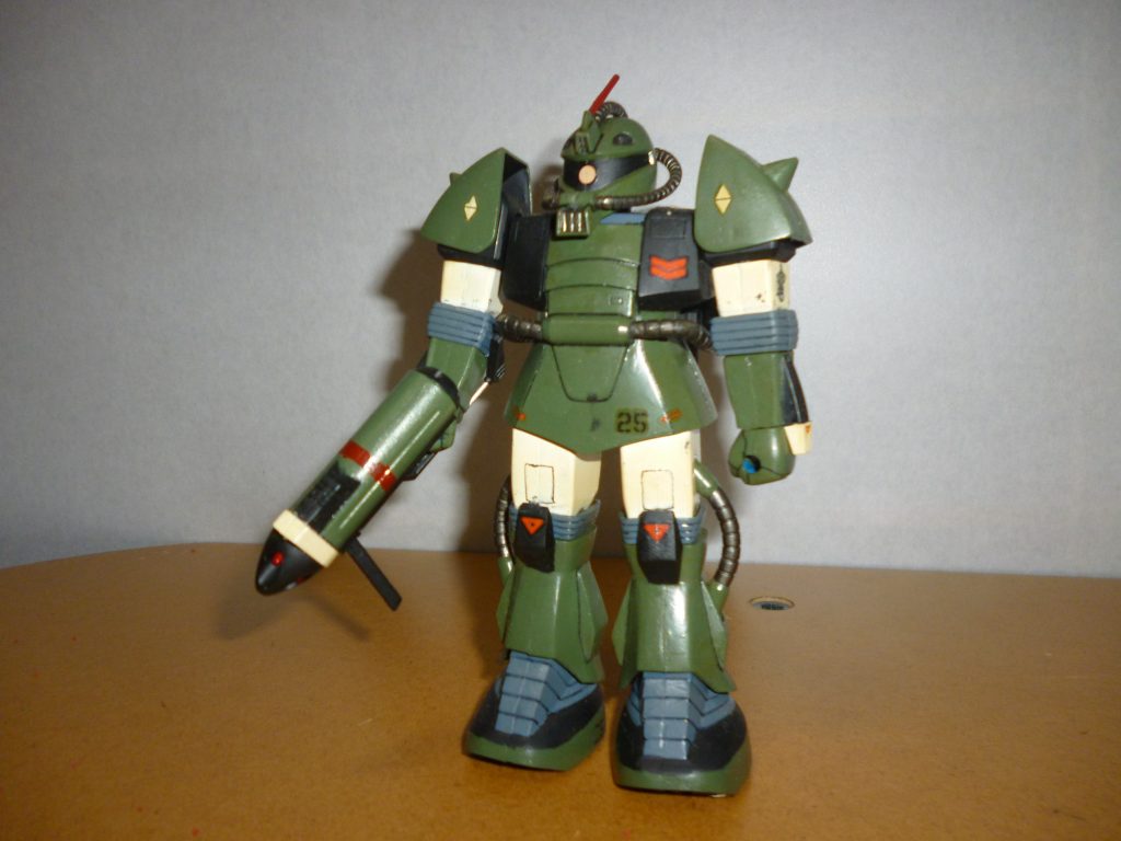 正面素立ちです。使用したキットは、当時再生産されて比較的入手しやすかったZガンダム版のマリンハイザックです。緑色の部分はザク用のMr.カラー、白、黒の部分は水性ホビーカラーの白とつや消し黒、関節のシーリング部分はブルーグレーです。動力パイプなどは、いつも通り黒鉄色です。