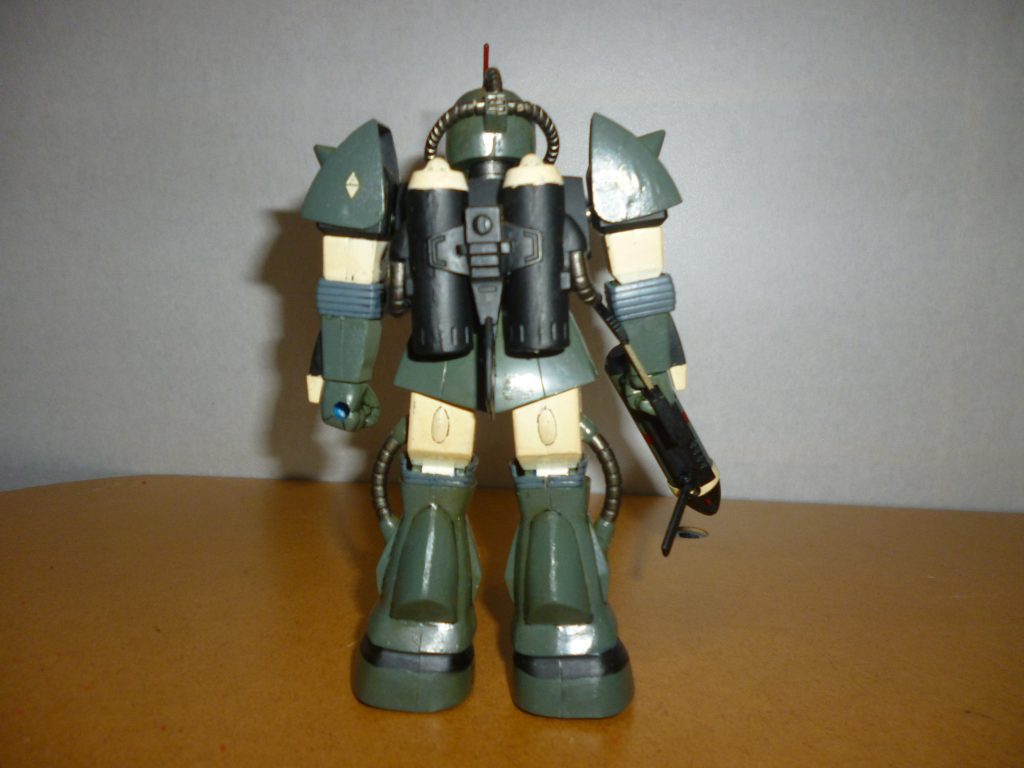 リアビューです。バックパックのフィンは可動式になっています。相変わらず、この時代のMSVキットはバックパックの造形がオーパーツじみています・・・。そしてよく見ると、この時代のザクはみんなスネ部分が最近のキットに比べてほっそりしていますね。