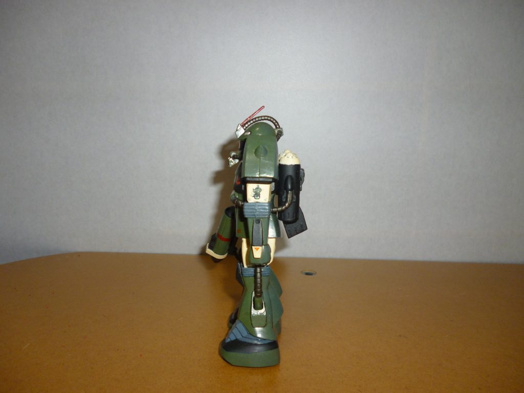 サイドビューです。左腕には「シーサーペント」のマーキングシールを貼ってみました。ちなみにシーサーペントは、水中用ザクの実験をしていた潜水艦部隊だそうです。