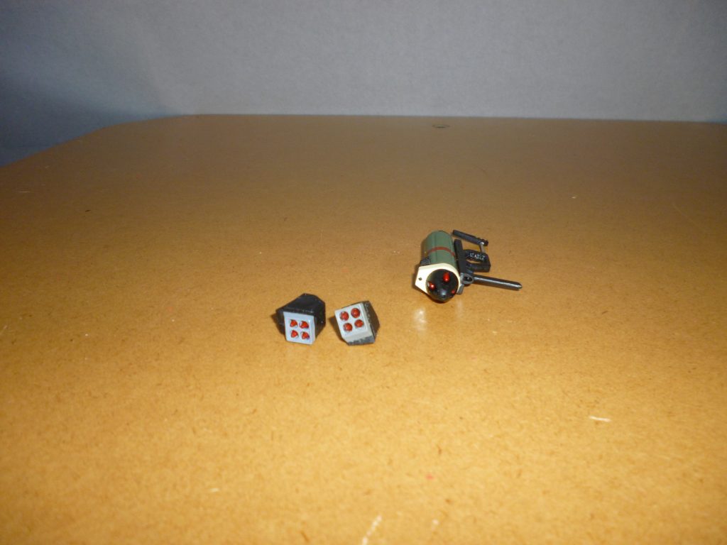 武装です。手持ち用の水中戦用ロケット砲（サブロックガンと言うそうです）、胸部用のブラウニーM８ロケットポッドです。サブロックガンはミサイル弾頭が別パーツになっていたので塗り分けは非常にしやすかったのですが、なにしろパーツが細かくて取り付けはなかなかに骨が折れました・・・。胸部用ロケットポッドは、裏にプラ板を張り付けたあと両面テープを張ったので、取り外し可能です。