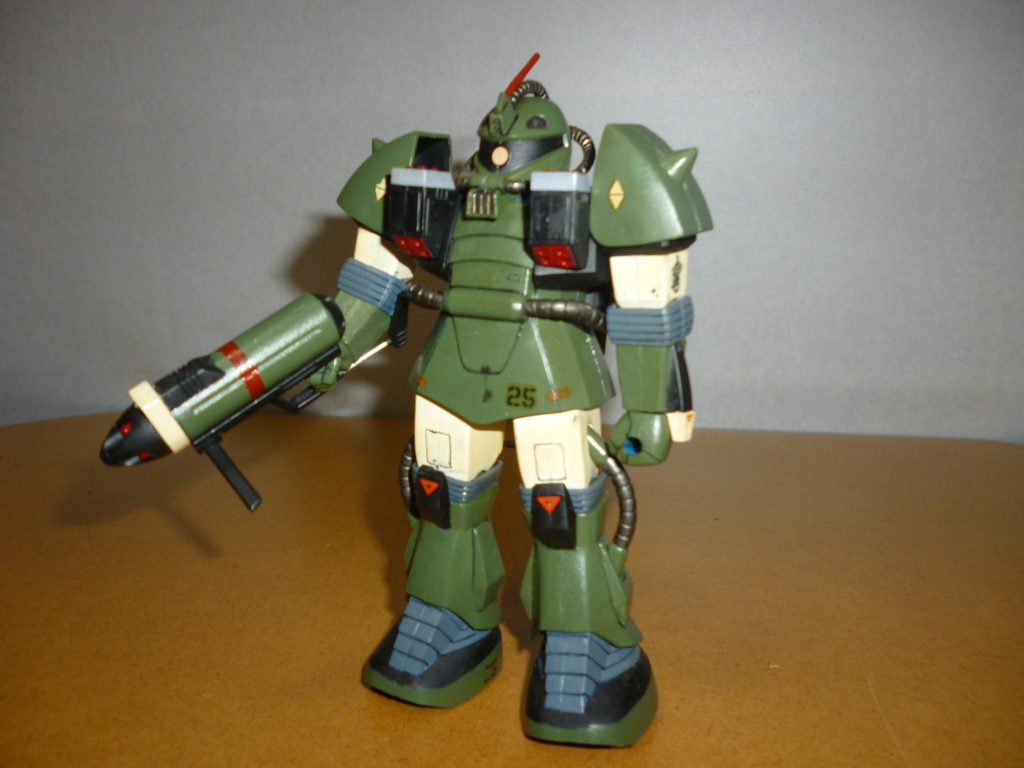 ブラウニーM８ロケットポッド装備です。陸戦型ザクのミサイルポッドみたいなモノでしょうか。取り付けてみると、意外とゴツくてカッコいいです。