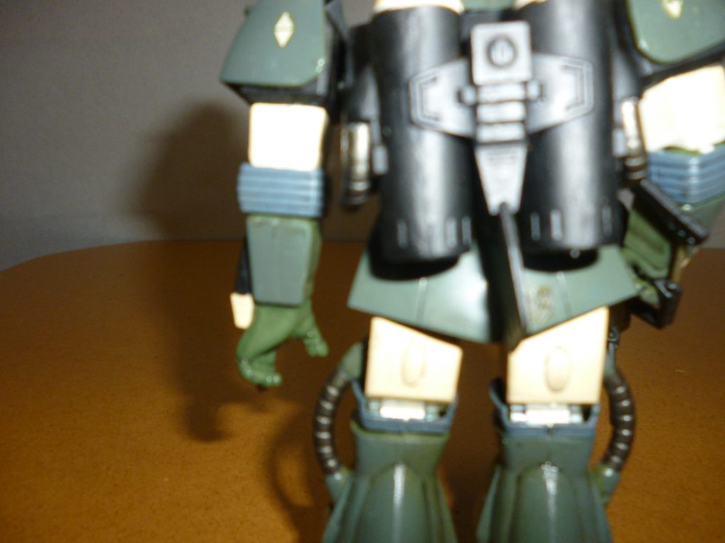 関節部のシーリングです。このキット、関節のシーリングを付けるかどうか選択式になっており、このパーツを取り付けた場合ヒジやヒザの可動範囲が著しく狭くなります。しかしなんとかある程度可動範囲を確保したままシーリングを取り付けられないかと考えた結果、シーリングパーツの上下を少しヤスリで削ることにしました。また、ヒザのシーリングは前後、そして上下を入れ替えて取り付けてあります。これにより、多少ですが可動範囲を確保することができています。