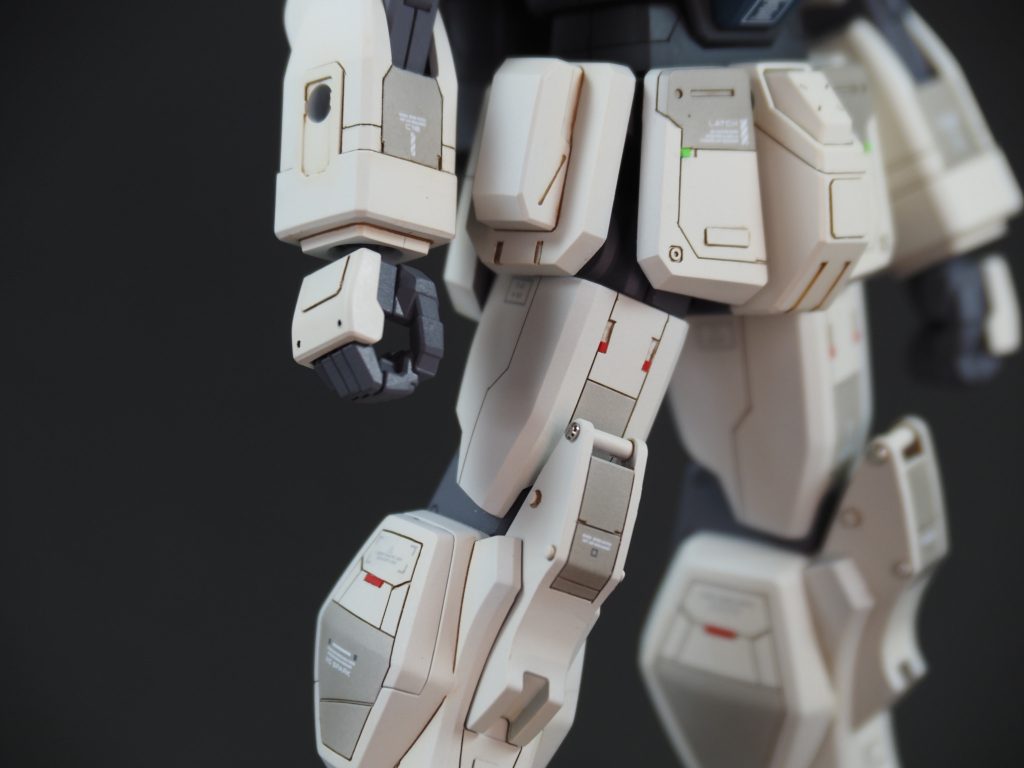 気合いが入った下半身のスジ彫り。膝当ての所にワンポイントでメタルパーツを使ってみました。値段が張るので一番上だけ。